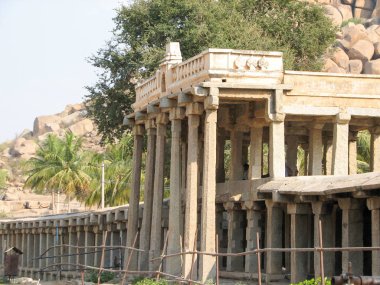 Hampi Hemakuta Tepesi'nde antik kalıntılar görünümünü,