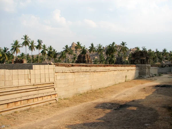 View of ancient ruins on Hemakuta hill in Hampi, — Stock Photo, Image