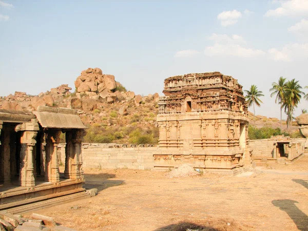 Blick auf antike Ruinen auf dem Hemakuta-Hügel in Hampi, — Stockfoto