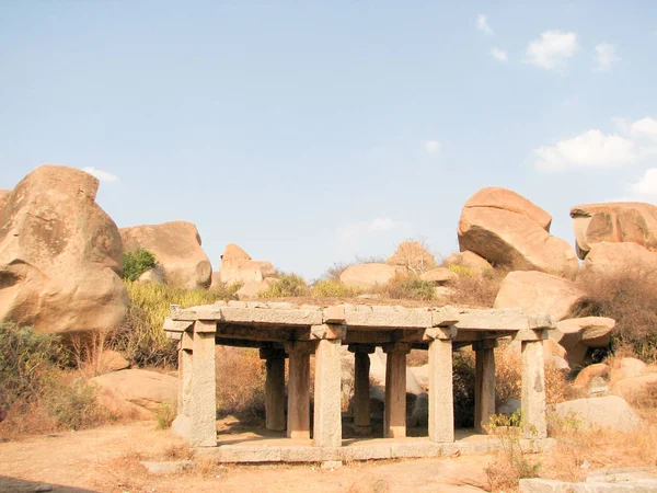 Blick auf antike Ruinen auf dem Hemakuta-Hügel in Hampi, — Stockfoto