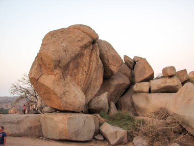 Antik şehir Hampi içinde taş olan manzara