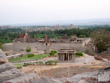 Hampi Hemakuta Tepesi'nde antik kalıntılar görünümünü,