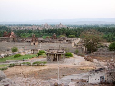 Hampi Hemakuta Tepesi'nde antik kalıntılar görünümünü,