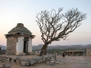 Hampi Hemakuta Tepesi'nde antik kalıntılar görünümünü,