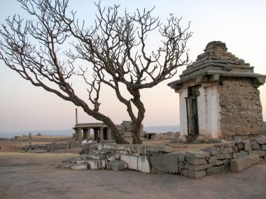 Hampi Hemakuta Tepesi'nde antik kalıntılar görünümünü,