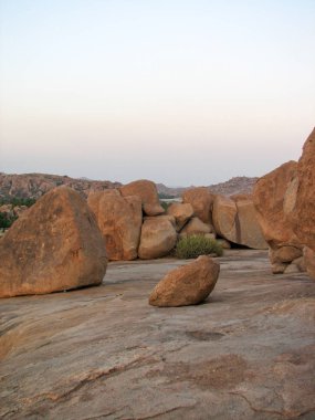 Antik şehir Hampi içinde taş olan manzara