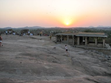 Hampi Hemakuta Tepesi'nde antik kalıntılar görünümünü,