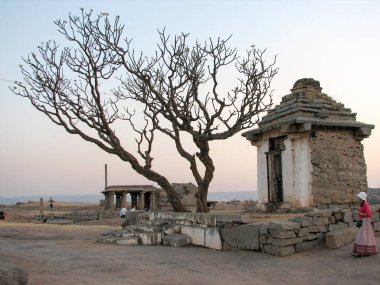 Hampi Hemakuta Tepesi'nde antik kalıntılar görünümünü,