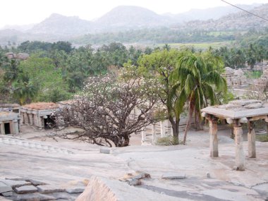 Hampi Hemakuta Tepesi'nde antik kalıntılar görünümünü,