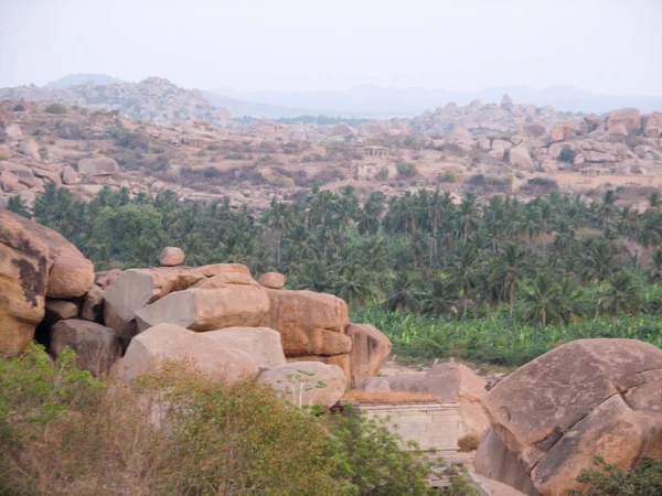 Antik şehir Hampi içinde taş olan manzara