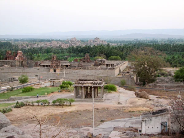 Hampi Hemakuta Tepesi'nde antik kalıntılar görünümünü,