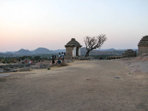 Vue des ruines antiques sur la colline Hemakuta à Hampi , — Photo