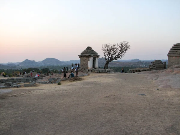 Blick auf antike Ruinen auf dem Hemakuta-Hügel in Hampi, — Stockfoto