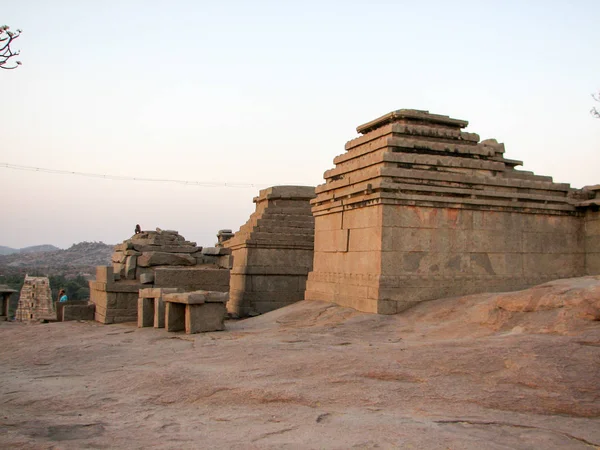 Veduta di antiche rovine sul colle Hemakuta a Hampi , — Foto Stock