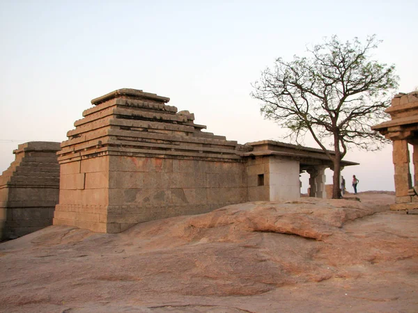 Vue des ruines antiques sur la colline Hemakuta à Hampi , — Photo