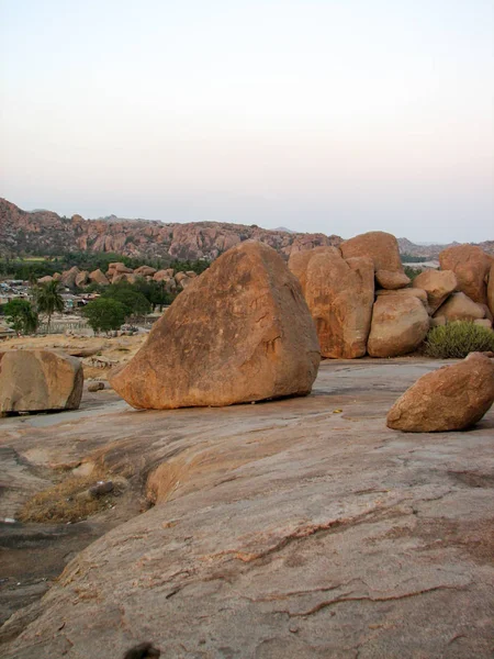 Paesaggio con pietre nella città antica Hampi — Foto Stock