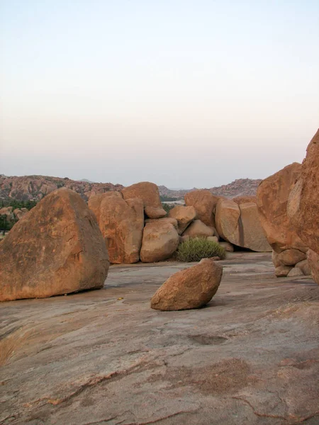 Antik şehir Hampi içinde taş olan manzara