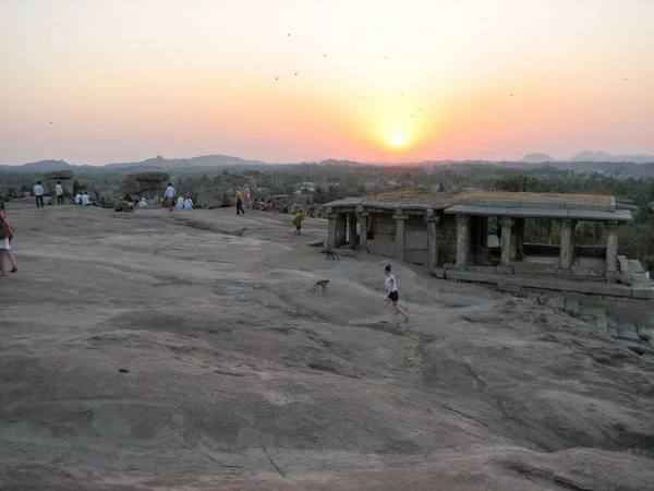 Hampi Hemakuta Tepesi'nde antik kalıntılar görünümünü,