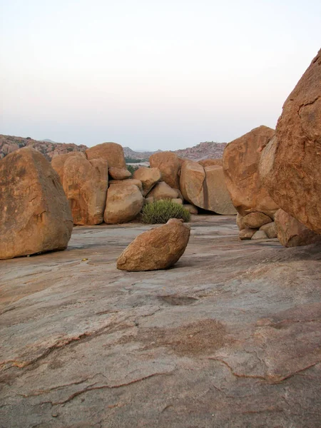 Antik şehir Hampi içinde taş olan manzara