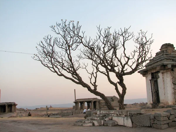 Hampi Hemakuta Tepesi'nde antik kalıntılar görünümünü,