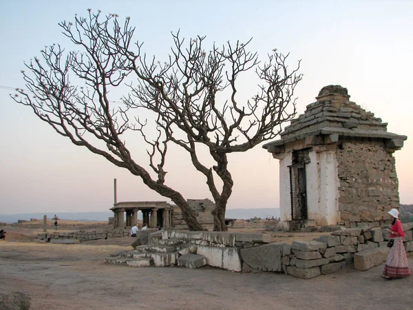 Hampi Hemakuta Tepesi'nde antik kalıntılar görünümünü,