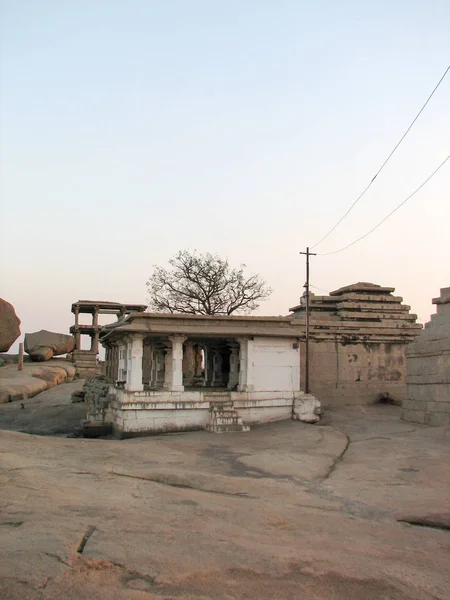 Vue des ruines antiques sur la colline Hemakuta à Hampi , — Photo