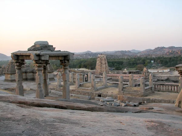 Vista de ruinas antiguas en la colina Hemakuta en Hampi , — Foto de Stock