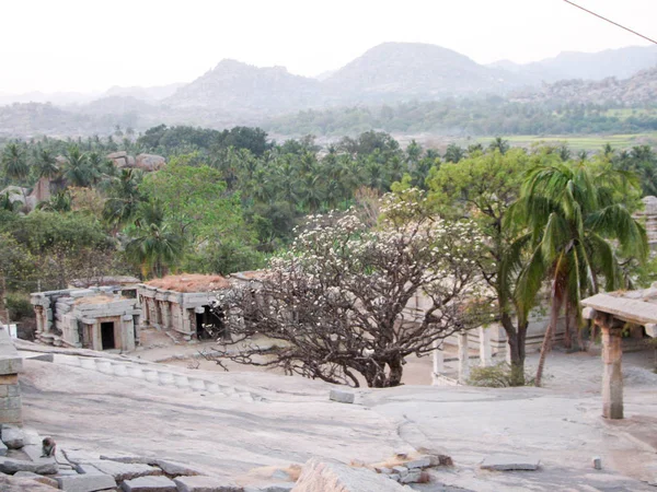 Hampi Hemakuta Tepesi'nde antik kalıntılar görünümünü,