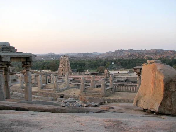 Hampi Hemakuta Tepesi'nde antik kalıntılar görünümünü,