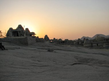 Hampi, On Sunset Hemakuta Tepesi'nde antik kalıntılar görünümünü