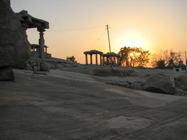 Άποψη της αρχαία ερείπια στο λόφο του Hemakuta στην Hampi, σχετικά με το ηλιοβασίλεμα. — Φωτογραφία Αρχείου
