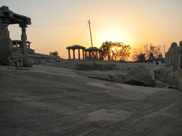 Vue des ruines antiques sur la colline Hemakuta à Hampi, Au coucher du soleil — Photo