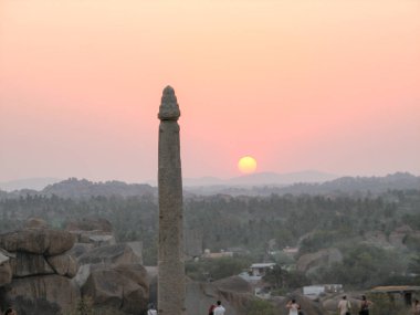 Hampi, On Sunset Hemakuta Tepesi'nde antik kalıntılar görünümünü