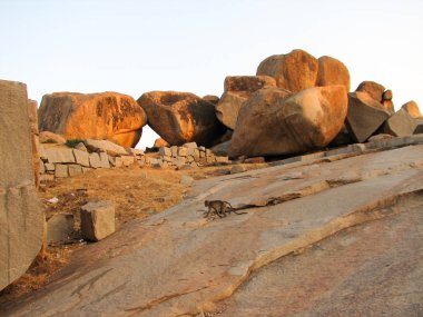 Antik şehir Hampi içinde taş olan manzara