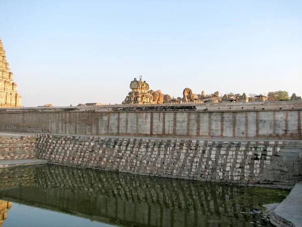 Vista das ruínas antigas na colina Hemakuta em Hampi, No pôr do sol — Fotografia de Stock