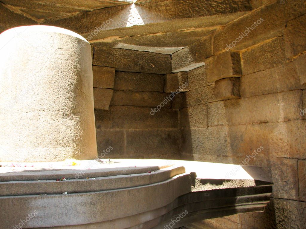 Badavi Linga Badavlinga monolithic Shiva Linga. Hampi, Karnataka