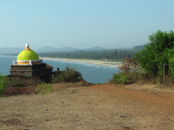 Piccolo antico tempio indù in riva al mare . — Foto Stock