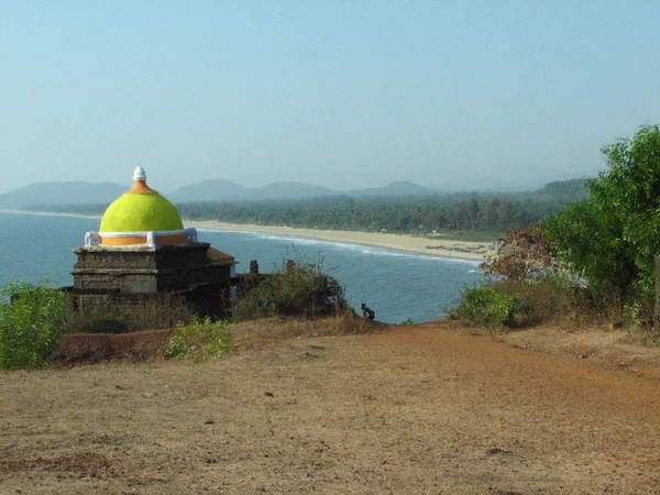 Petit temple hindou antique au bord de la mer . — Photo