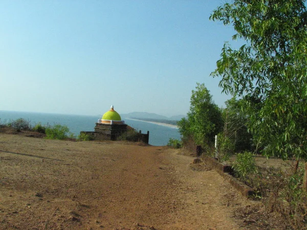 Kleine Hindoeïstische tempel door de zee. — Stockfoto