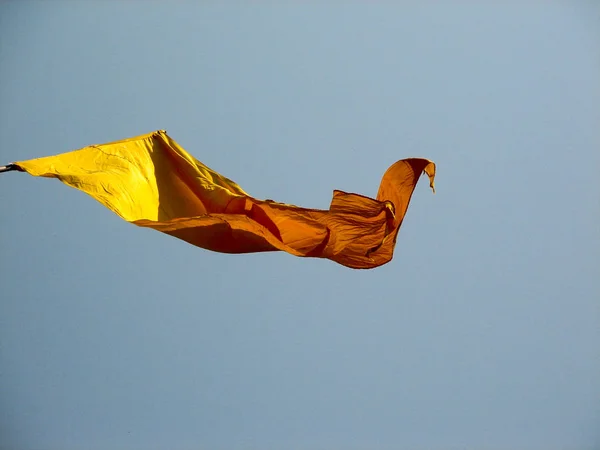 ビーチ青い空を背景に黄色の警告旗 — ストック写真