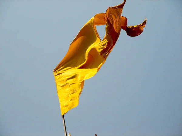 ビーチ青い空を背景に黄色の警告旗 — ストック写真