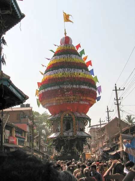 Carro de madera gigante en la calle de Gokarna — Foto de Stock