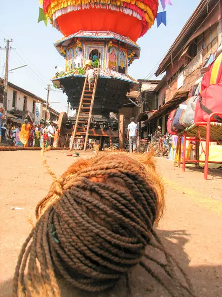 Carro de madera gigante en la calle de Gokarna — Foto de Stock