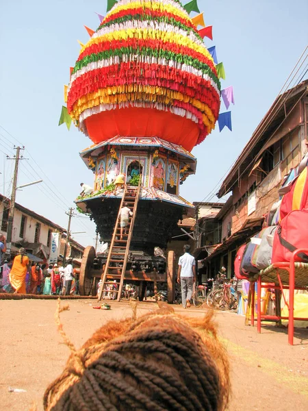 Giantic wooden chariot on the street of Gokarna — Stock Photo, Image