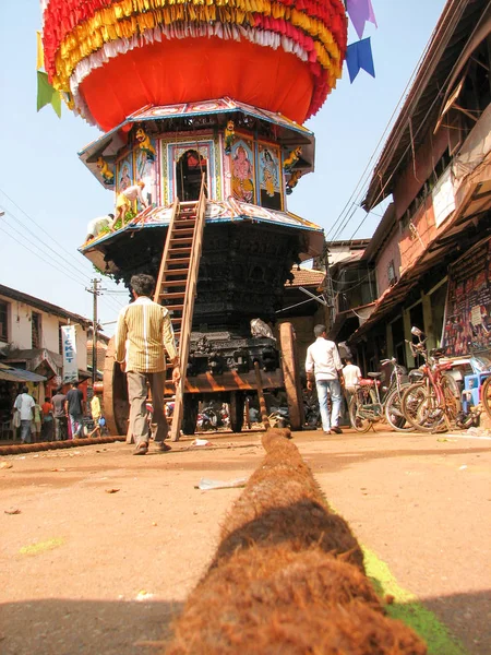 Гигантская деревянная колесница на улице Гокарна — стоковое фото