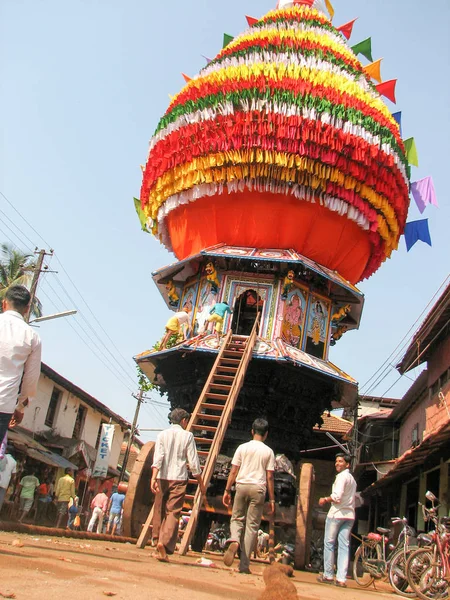 Carro de madera gigante en la calle de Gokarna — Foto de Stock