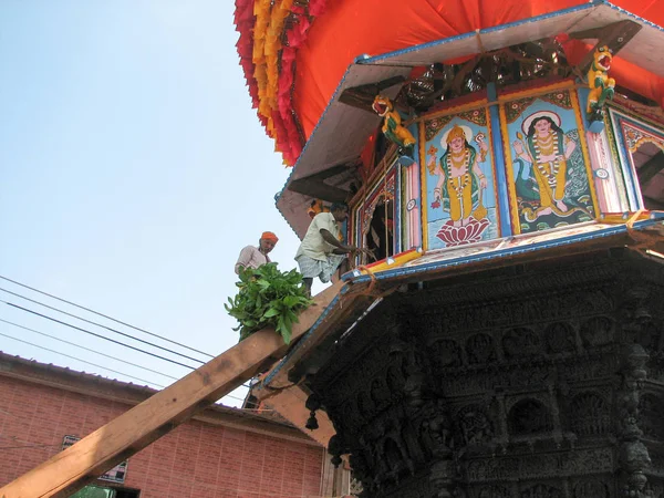 Carruagem de madeira gigante na rua de Gokarna — Fotografia de Stock