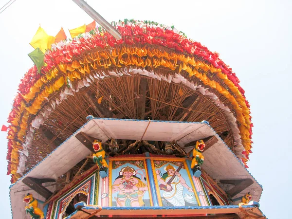 Carro de madera gigante en la calle de Gokarna — Foto de Stock