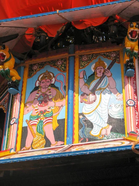 Giantic wooden chariot on the street of Gokarna — Stock Photo, Image