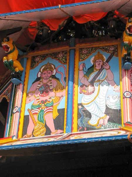 Giantic wooden chariot on the street of Gokarna — Stock Photo, Image